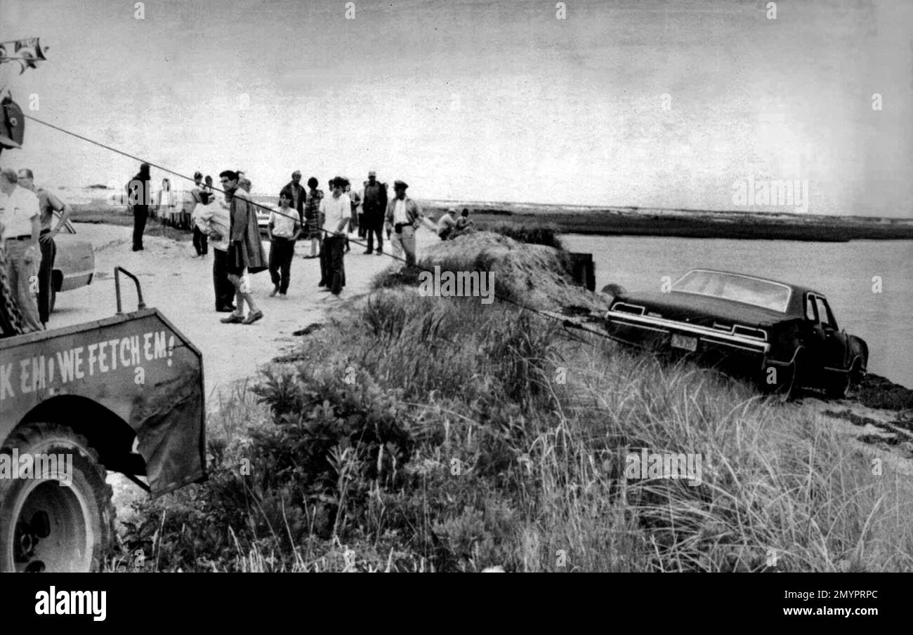 FILE - This July 19, 1969 file photo shows U.S. Sen. Edward Kennedy's car being pulled from the water next to the Dike Bridge on Chappaquiddick Island in Edgartown, Mass. on Martha's Vineyard. A new feature film is in the works about the tragedy on the small Massachusetts island nearly a half century ago that rocked the Kennedy political dynasty. Kennedy's passenger, 28-year-old Mary Jo Kopechne, was trapped in the car after it went off the bridge and died. (AP Photo, File) Banque D'Images