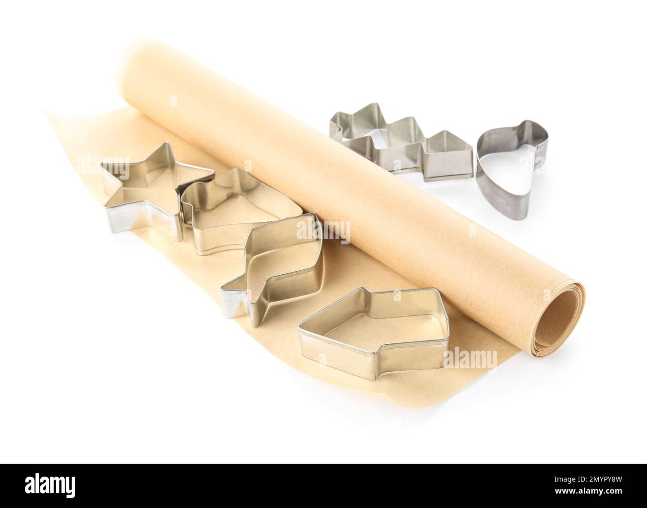 Rouleau de papier de cuisson et emporte-pièces sur fond blanc Banque D'Images