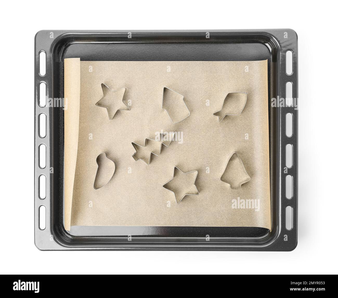 Plaque de cuisson avec emporte-pièces en papier et biscuit sur fond blanc, gros plan Banque D'Images