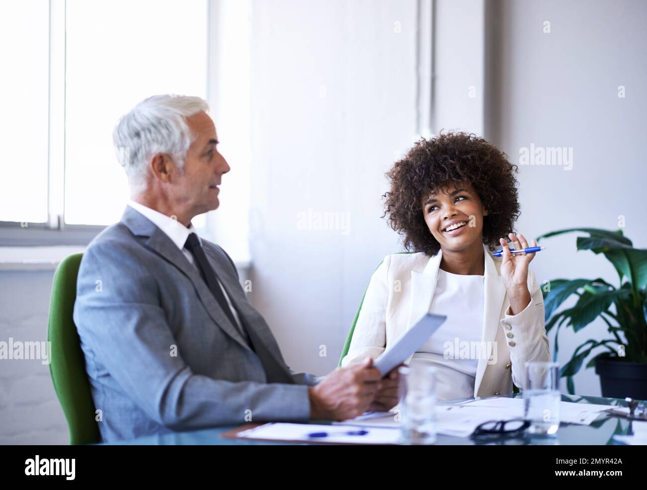 Faire fonctionner leur partenariat. deux associés travaillent ensemble. Banque D'Images