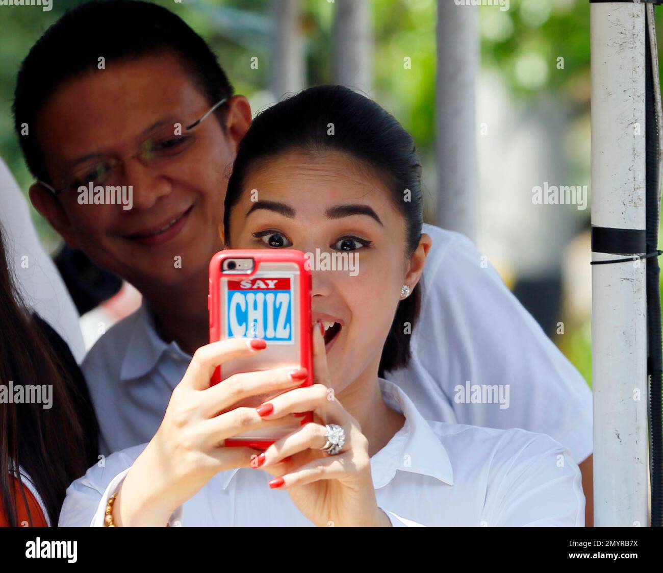 Heart Evangelista Escudero, the wife of vice presidential candidate Sen. Francis "Chiz" Escudero, takes a selfie of themselves during a campaign sortie with presidential candidate Sen. Grace Poe at townships in Rizal province east of Manila, Philippines Saturday, April 30, 2016. Escudero is running third in recent poll surveys nine days to the May 9 presidential elections. (AP Photo/Bullit Marquez) Banque D'Images