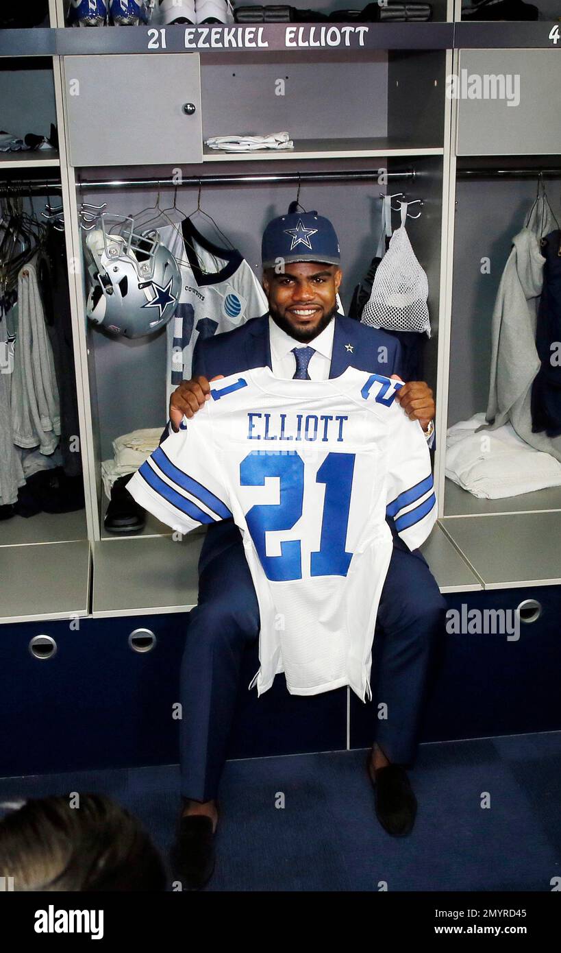 Dallas Cowboys NFL football first-round draft pick Ezekiel Elliott, poses with his jersey in front of his locker at the team's training facility, Friday, April 29, 2016, in Irving, Texas. (AP Photo/Tony Gutierrez) Banque D'Images