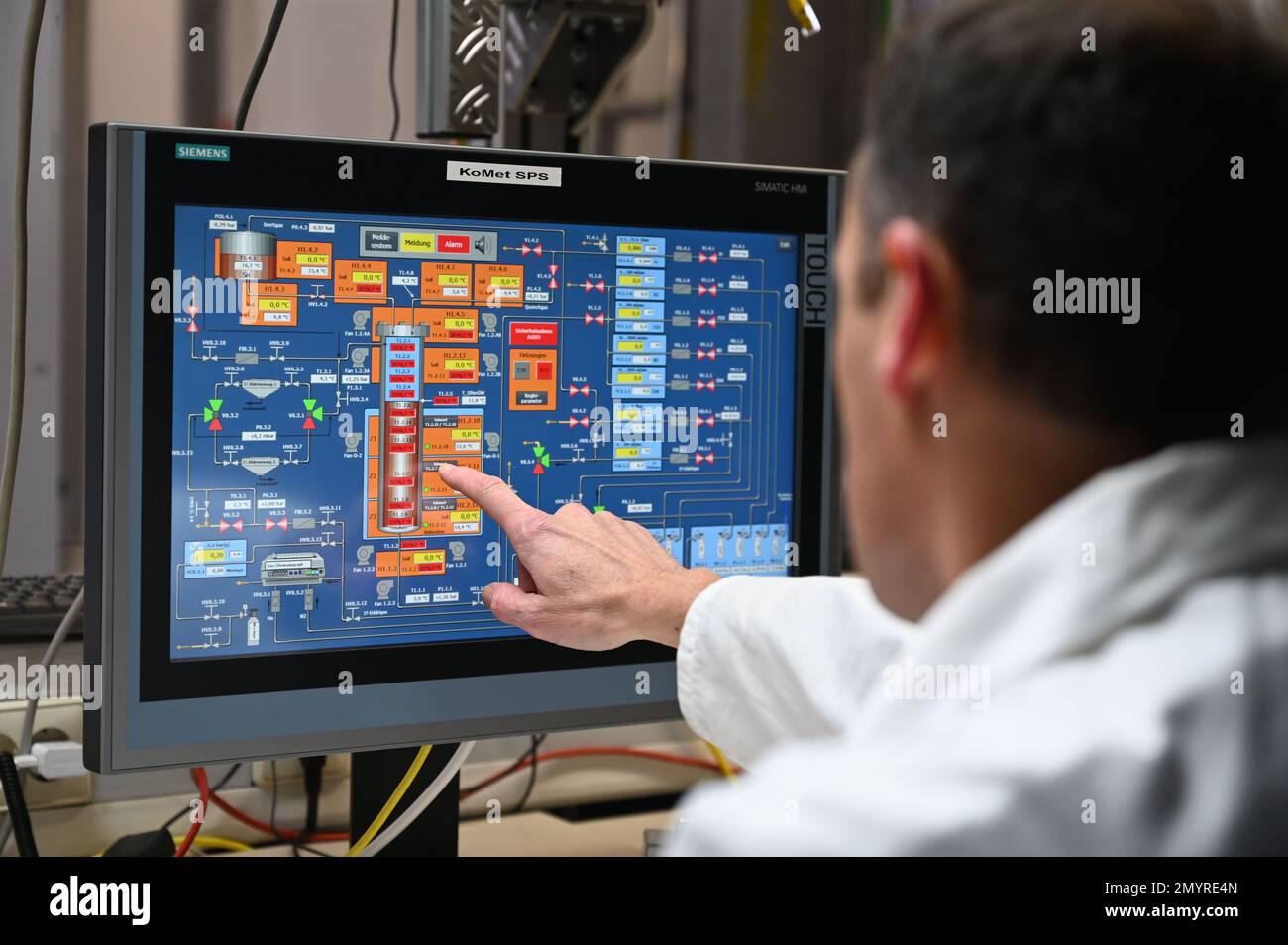 Karlsruhe, Allemagne. 23rd janvier 2023. À l'Institut de technologie de Karlsruhe (KIT), la représentation graphique de l'usine de pyrolyse est affichée sur un moniteur situé sur une station de contrôle du réseau de l'usine NECOC. La plante expérimentale est conçue pour convertir CO2 de l'air ambiant en carbone. (À dpa 'de l'air au carbone - recherche pour la protection du climat et l'industrie') Credit: Uli Deck/dpa/Alamy Live News Banque D'Images