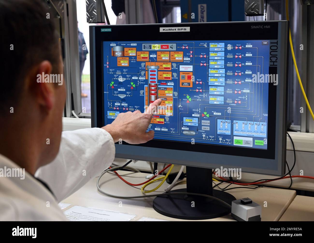 Karlsruhe, Allemagne. 23rd janvier 2023. À l'Institut de technologie de Karlsruhe (KIT), la représentation graphique de l'usine de pyrolyse est affichée sur un moniteur situé sur une station de contrôle du réseau de l'usine NECOC. La plante expérimentale est conçue pour convertir CO2 de l'air ambiant en carbone. Credit: Uli Deck/dpa/Alay Live News Banque D'Images