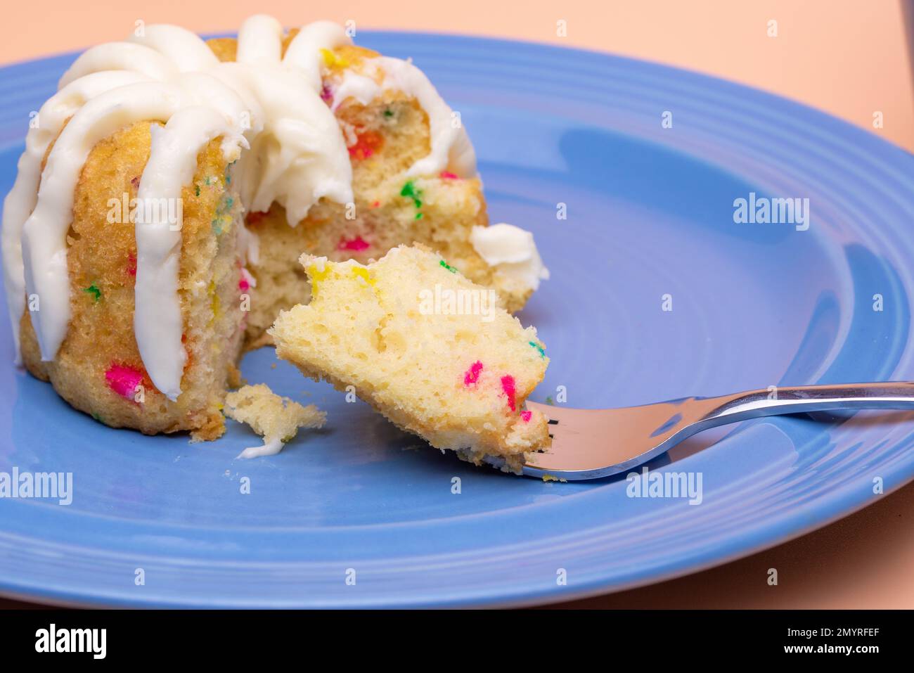 Gâteau au lapin confetti sur une assiette bleue Banque D'Images