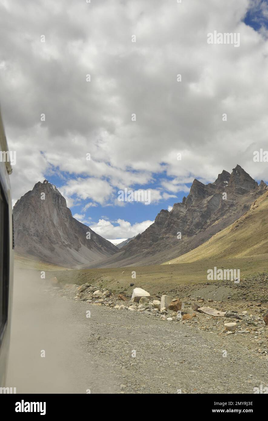 Le mont Saint Gumbok Rangan (Gonbo Rangjon) vue depuis la voiture en mouvement en voyageant sur la route Darca-Padum, vallée de Lungnak, Zanskar, Ladakh, INDE. Banque D'Images
