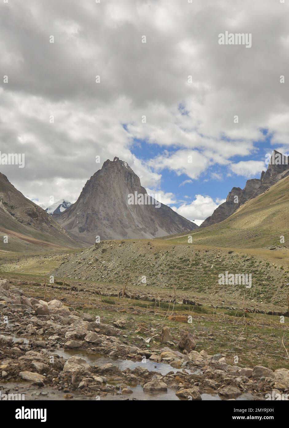 Mont Gumbok Rangan (Gonbo Rangjon). Une montagne bouddhiste sacrée tibétaine qui est située dans la route de randonnée Darcha-Padum, village de Kargyak, vallée de Lungnak, Zanskar, Ladakh, INDE. Banque D'Images