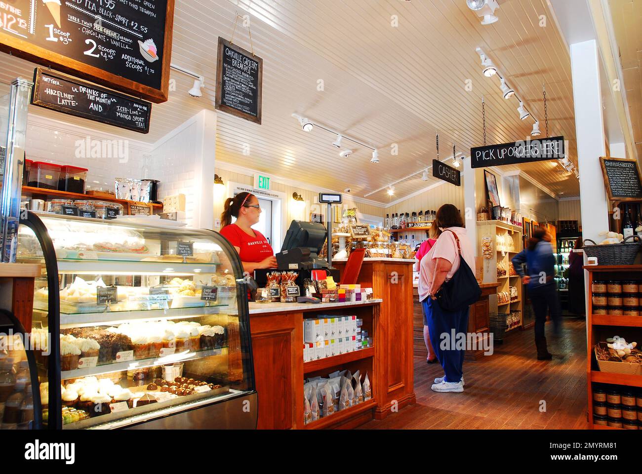 Une petite épicerie est spécialisée dans les produits locaux et les produits de boulangerie Banque D'Images