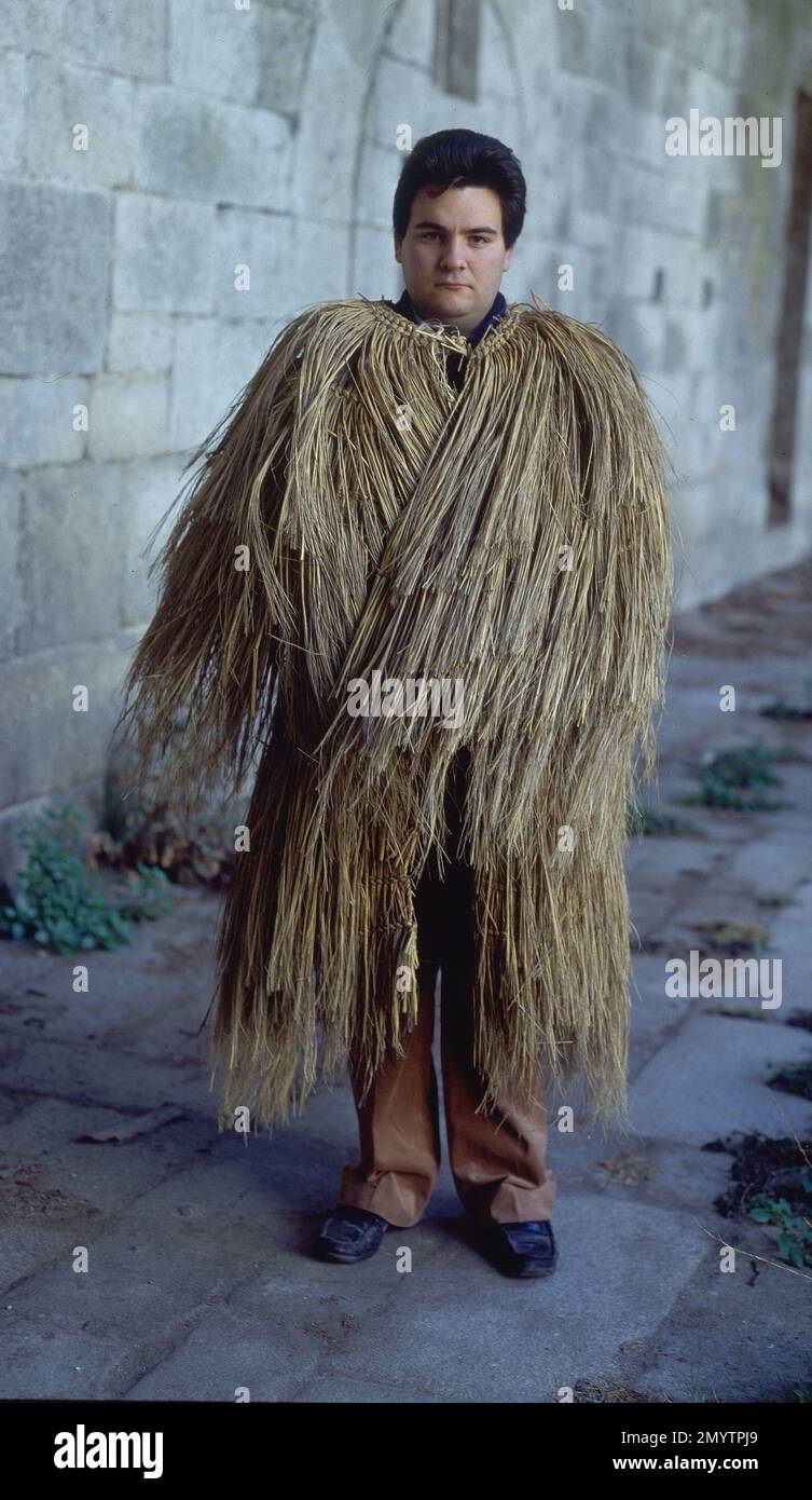 COROZA - CAPA de junco o de paja, generalmente con capucha, que usan los labradores gallegos para protegerse de la lluvia. - FOTO AÑOS 80. ORONOZ JORGE. Banque D'Images