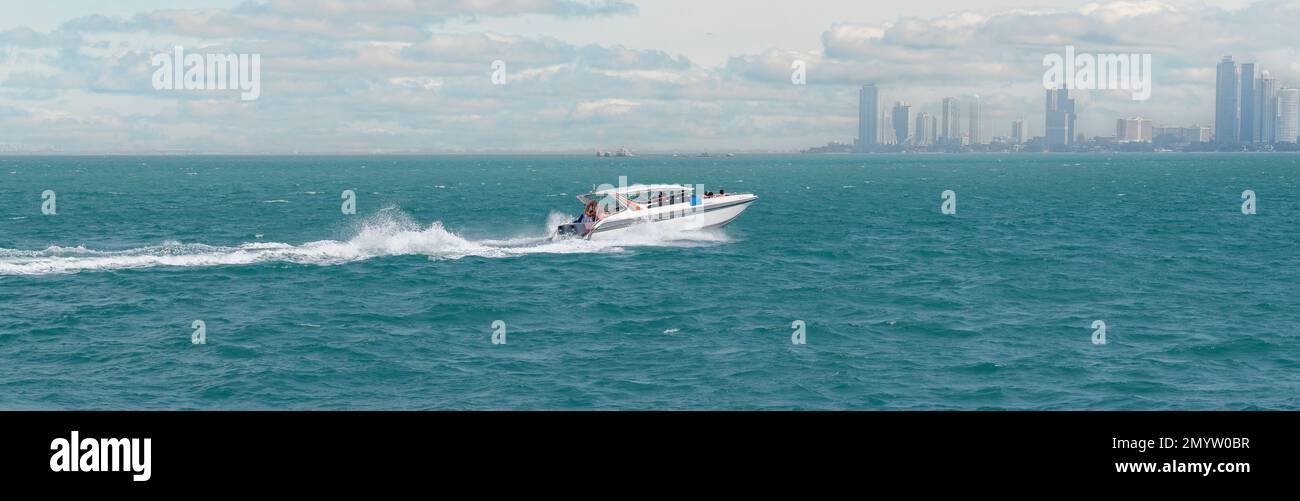 Hors-bord de mer, Koh LAN - Pattaya Thaïlande. Le hors-bord transporte les touristes de taya à l'île de ko larn comme le ferry. panorama Banque D'Images