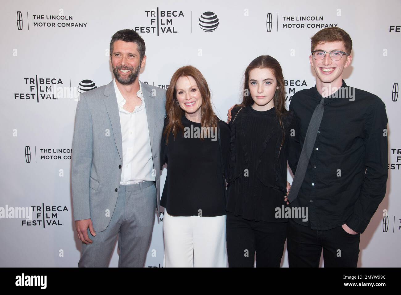 Bart Freundlich, left, Julianne Moore, Liv Freundlich and Caleb Freundlich attend the world premiere screening of "Wolves" during the 2016 Tribeca Film Festival at the SVA Theatre on Friday, April 15, 2016, in New York. (Photo by Charles Sykes/Invision/AP) Banque D'Images