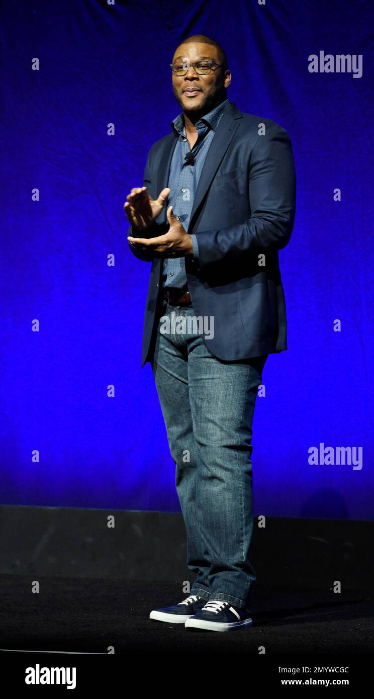 Tyler Perry, the writer, director and star of the upcoming film "Boo! A Madea Halloween," introduces a trailer for the film during the Lionsgate presentation at CinemaCon 2016, the official convention of the National Association of Theatre Owners (NATO), at Caesars Palace on Thursday, April 14, 2016, in Las Vegas. (Photo by Chris Pizzello/Invision/AP) Banque D'Images