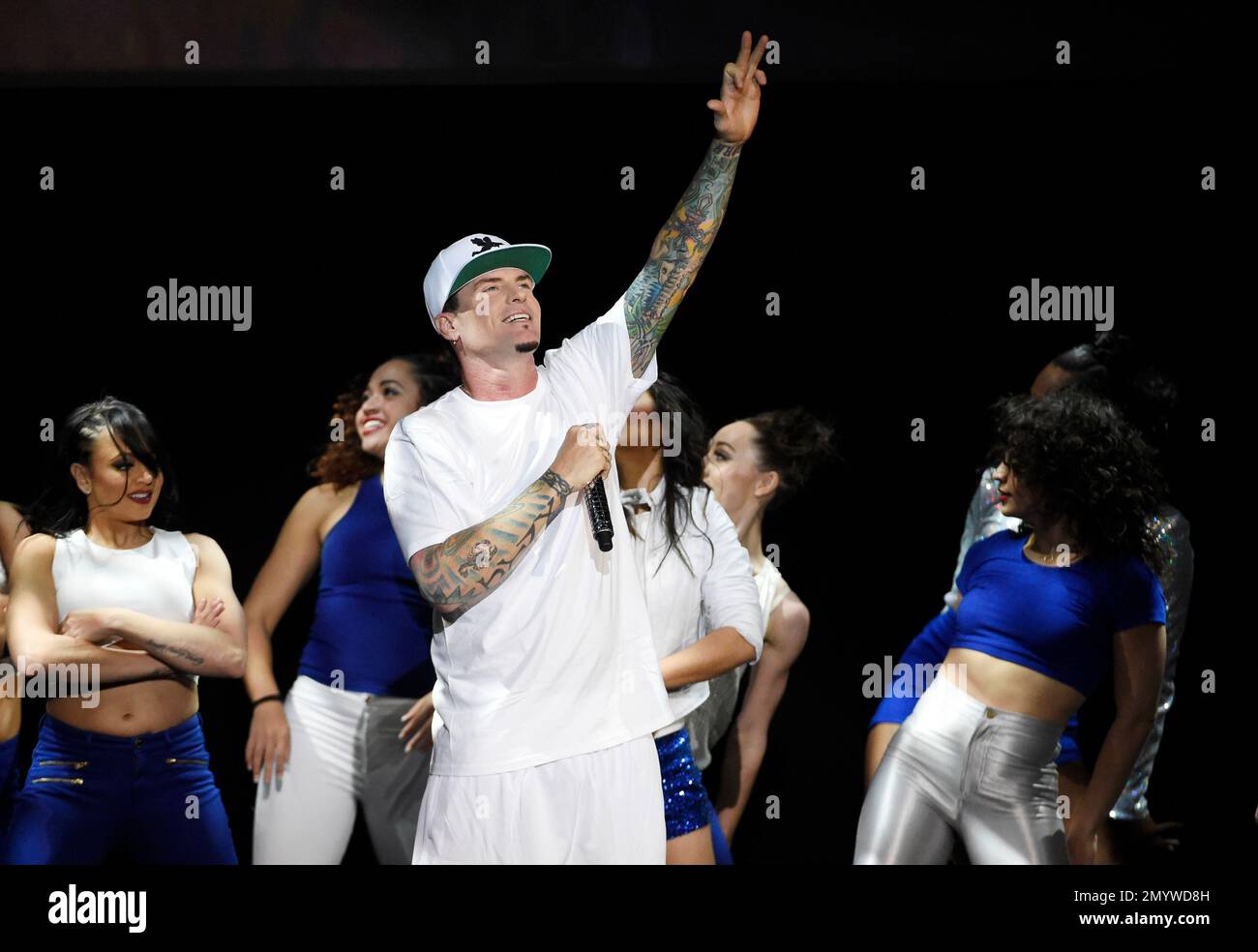 Rapper Vanilla Ice performs during the 20th Century Fox presentation at CinemaCon 2016, the official convention of the National Association of Theatre Owners (NATO), at Caesars Palace on Thursday, April 14, 2016, in Las Vegas. After the rapper's performance, the studio presented a clip from the upcoming film "Ice Age 5." (Photo by Chris Pizzello/Invision/AP) Banque D'Images