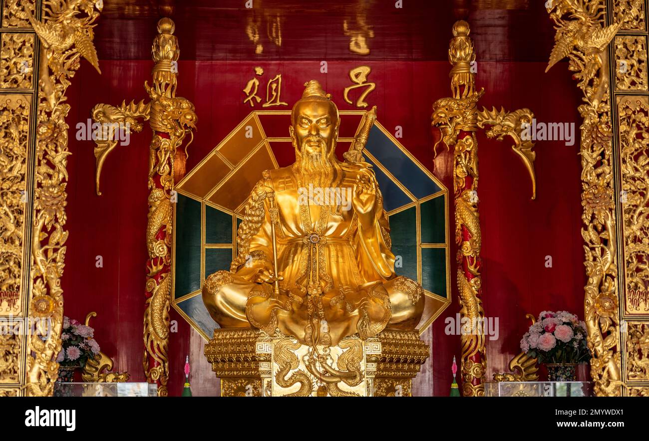Pattaya, Thaïlande - 04 février 2023: Dieu chinois. Enek Kusala Sala Temple chinois ou Vihartra Sien, Pattaya, Thaïlande. Statue de lu Dongbin Banque D'Images