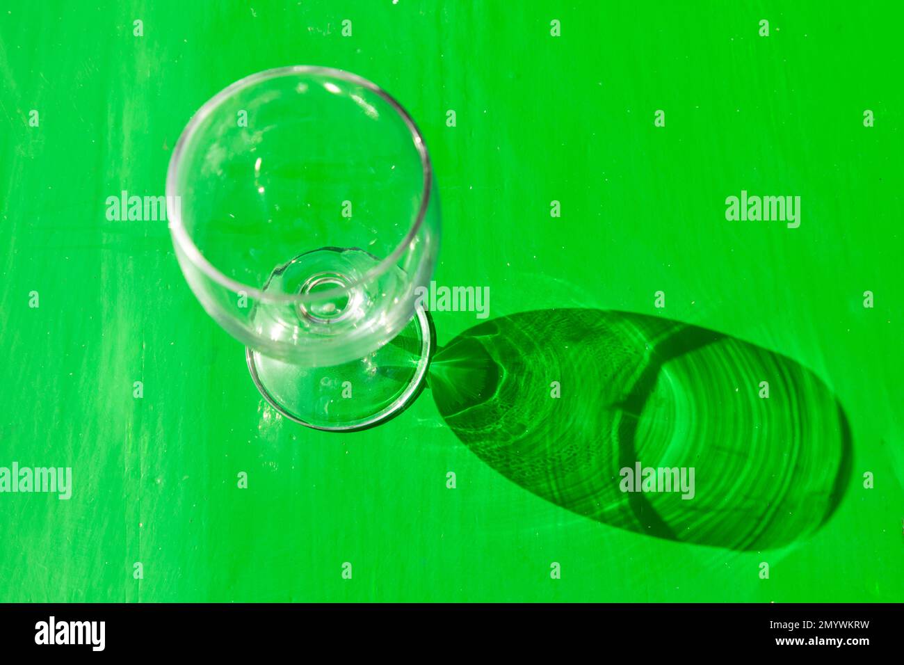 ombre de verre à la table verte dans la chaleur de midi Banque D'Images