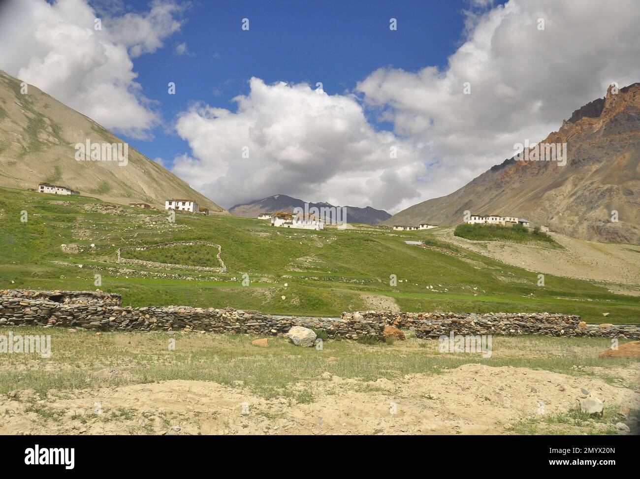 Belle vue sur le paysage d'un petit village entre les montagnes sèches sur le chemin de Darcha-Padum, Ladakh, INDE. Banque D'Images