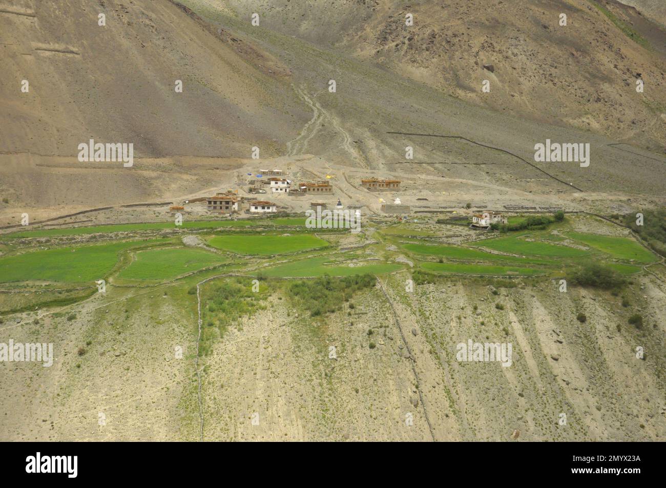 Belle vue sur un petit village qui se trouve dans des montagnes sèches sur le chemin de Darcha-Padum, Ladakh, INDE. Banque D'Images