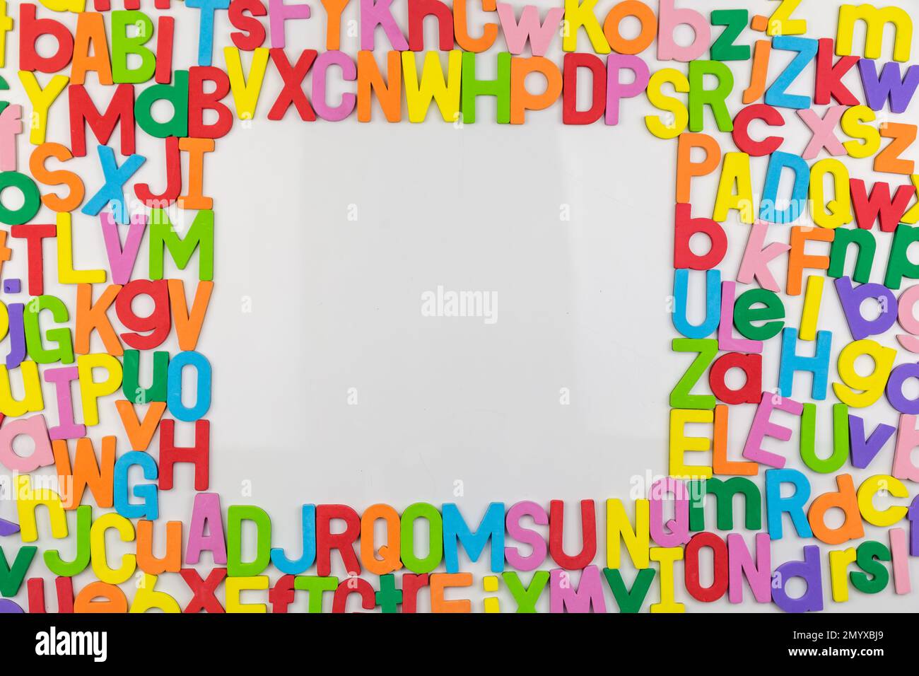 Des aimants colorés sur le tableau blanc font du cadre un espace de copie Banque D'Images