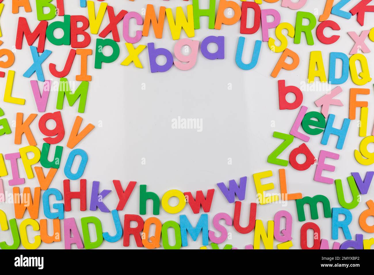 Des aimants colorés sur le tableau blanc font du cadre un espace de copie Banque D'Images