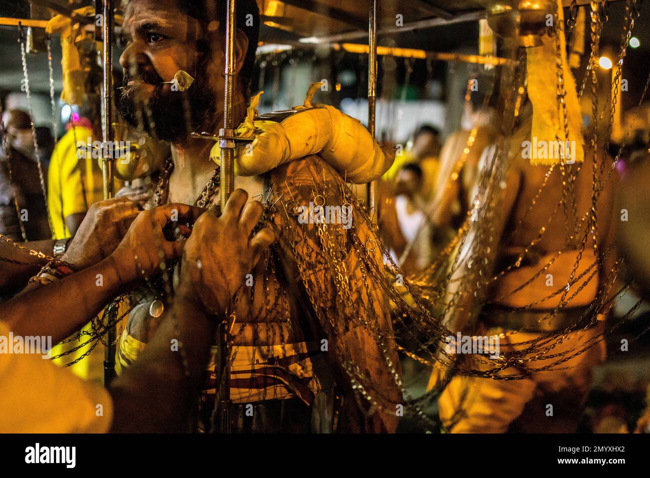 Kuala Lumpur, Kuala Lumpur, Malaisie. 5th févr. 2023. Un dévot hindou malaisien avec des piercings à travers son corps porte un kavadi sur ses épaules alors qu'il se dirige vers le temple des grottes de Batu pour faire des offrandes lors des festivals de Thaipusam à 5 février 2023 en dehors de Kuala Lumpur, en Malaisie. Le Thaipusam est un festival hindou célébré principalement par la communauté tamoule. Les dévotés prieront et feront des vœux quand les prières seront répondues et ils accomplissent les voeux en piquant des parties de leur corps telles que leurs joues, leurs langues, et leurs dos avant de porter un 'Kavadi' ou des pots de lait sur un voyage de quatre kilomètres de Banque D'Images