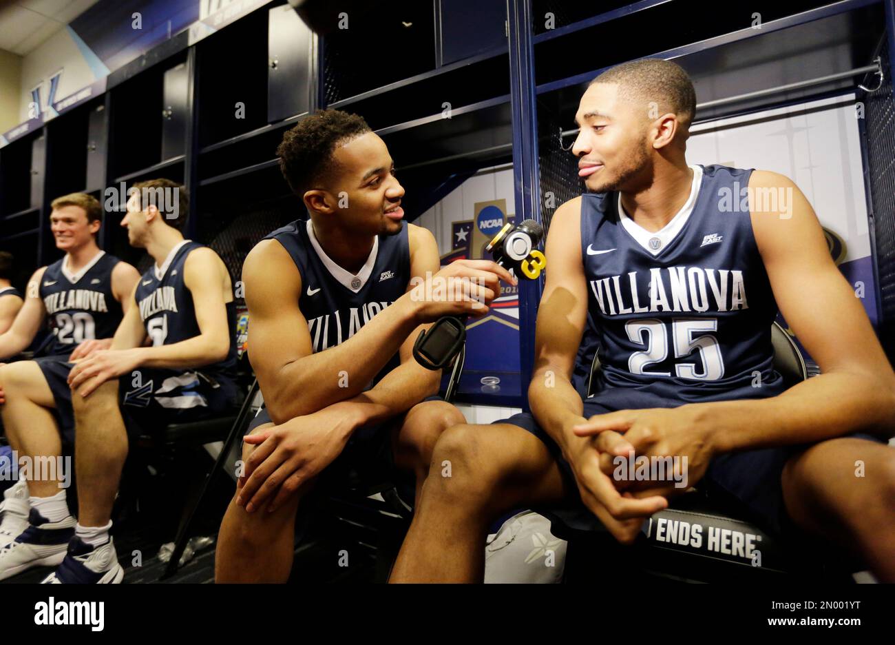 Villanova's Phil Booth interviews teammate Mikal Bridges (25) in the locker room before a practice session for the NCAA Final Four college basketball tournament Thursday, March 31, 2016, in Houston. (AP Photo/Eric Gay) Banque D'Images