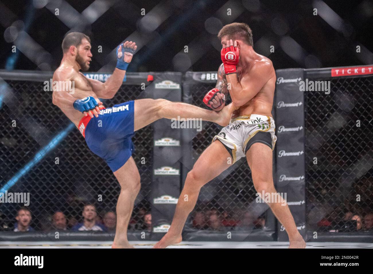 Los Angeles, Californie, États-Unis. 4th févr. 2023. Los Angeles, Californie - 4 février: Johnny Eblen défait Anatoly Tokov via la décision unanime (50-45 x 1 49-46 x 2) de conserver le Bellator Middlewhuit Championship Belt au Bellator 290 Bader vs Fedor 2 au Forum sur 4 février 2023 à Los Angeles, Californie, États-Unis. (Credit image: © Matt Davies/PX Imagens via ZUMA Press Wire) USAGE ÉDITORIAL SEULEMENT! Non destiné À un usage commercial ! Banque D'Images