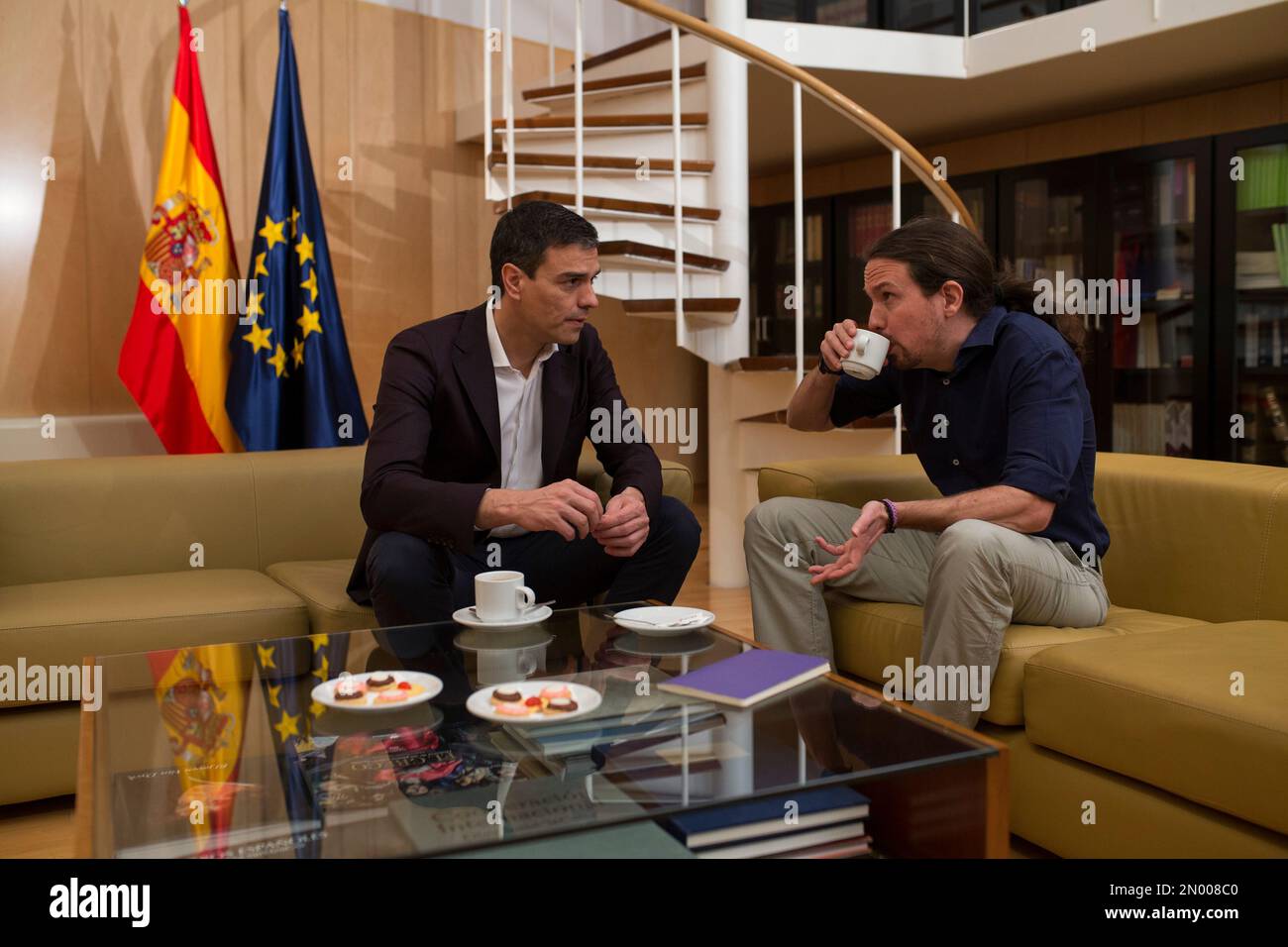 Spain's Socialist Party leader Pedro Sanchez, left, talks to Podemos Party leader Pablo Iglesias before their meeting at the Spanish parliament in Madrid, Wednesday, March 30, 2016. (AP Photo/Francisco Seco) Banque D'Images