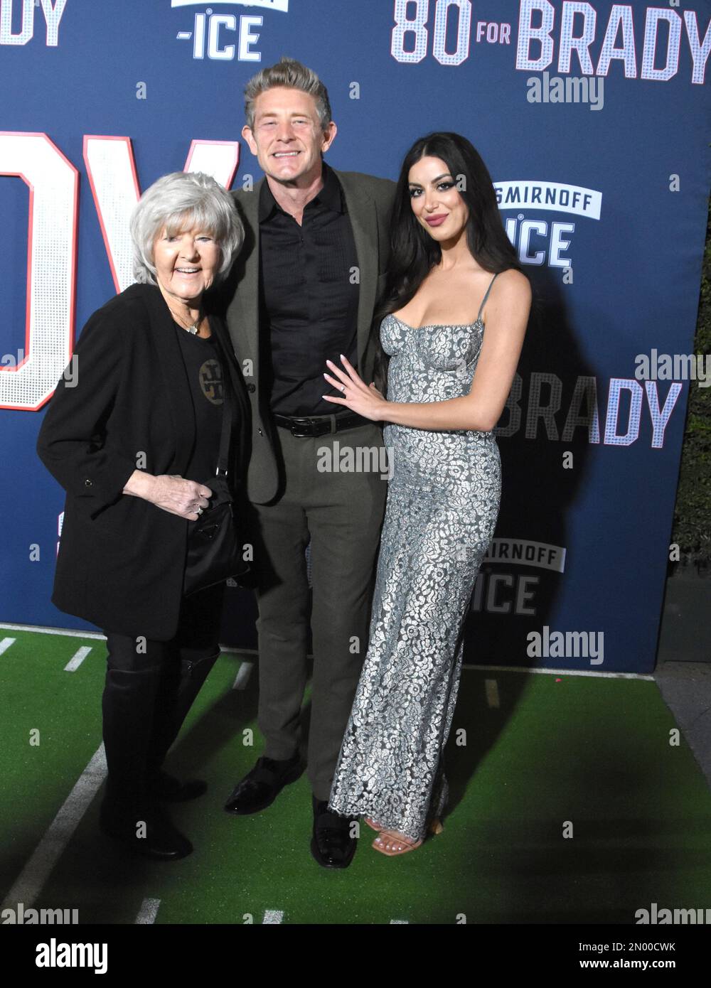 Los Angeles, Californie, États-Unis 31st janvier 2023 Lorraine Nash, Jason Nash et Nivine Jay assistent à la première projection de Paramount Pictures '80 for Brady' à Los Angeles Village Theatre sur 31 janvier 2023 à Los Angeles, Californie, États-Unis. Photo par Barry King/Alay stock photo Banque D'Images