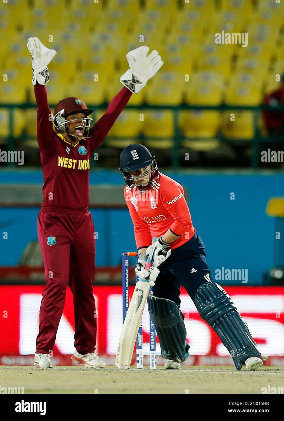 West Indies wicketkeeper Melissa Aguilleira, left, celebrates as England's Tammy Beaumont is adjudged out LBW during their ICC World Twenty20 2016 Women's cricket match at the Himachal Pradesh Cricket Association (HPCA) stadium in Dharamsala, India, Thursday, March 24, 2016. (AP Photo /Ashwini Bhatia) Banque D'Images