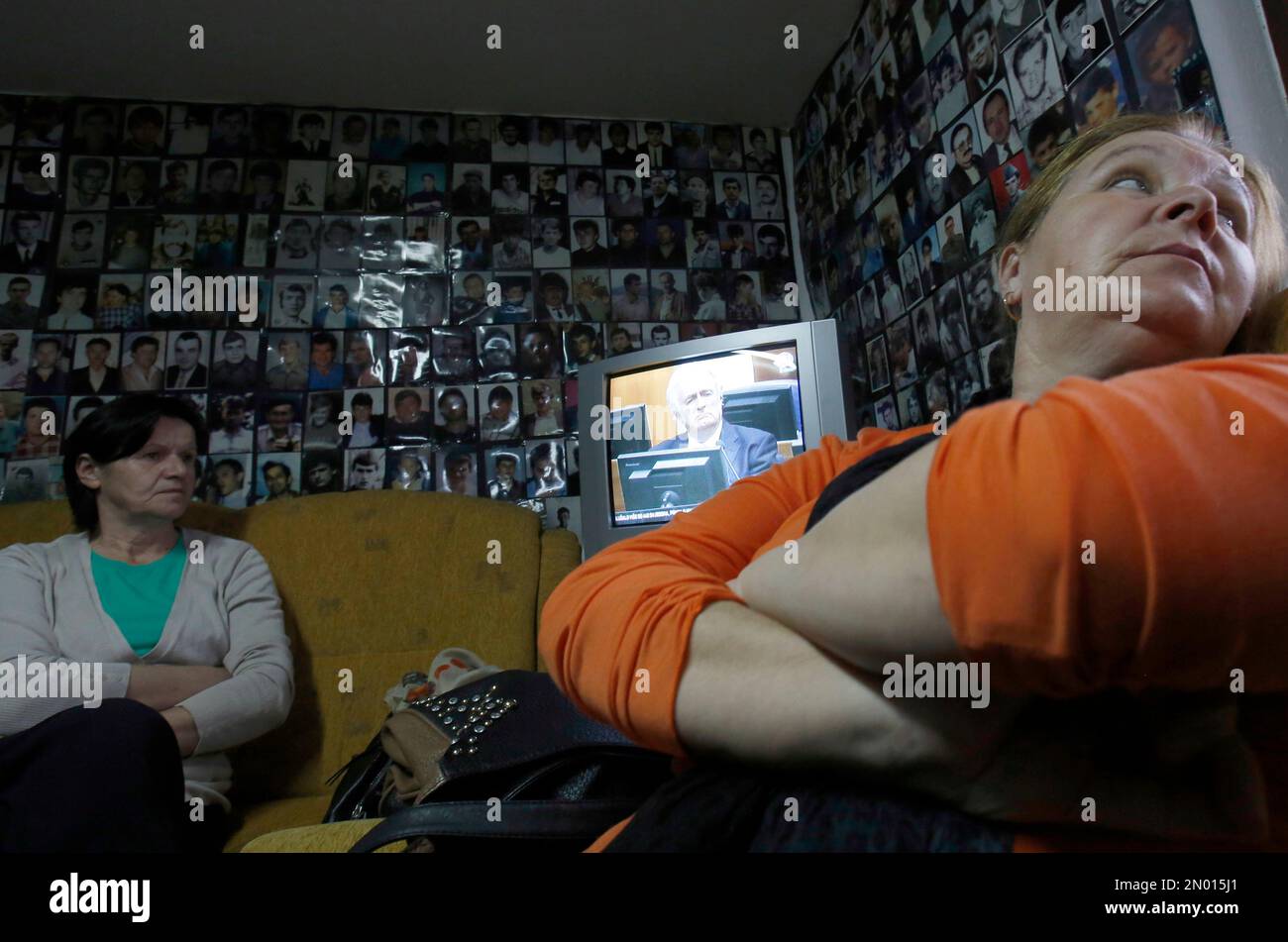 Bosnian Muslim woman who lost their family members in Srebrenica Jasmine Parodic , right, reacts as she watches the TV broadcast of the sentencing Radovan Karadzic at the International Criminal Tribunal for Former Yugoslavia (ICTY) at The Hague, In Tuzla, Bosnia, on Thursday, March, 24,2016. Radon Karadzic was convicted of genocide and nine other charges Thursday at a U.N. court, and sentenced to 40 years in prison. (AP Photo/Amel Emric) Banque D'Images