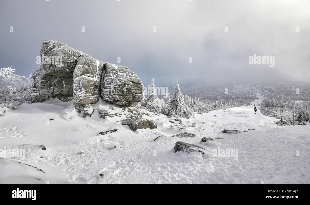 Paysage de montagne d'hiver avec sentier couvert de neige, montagnes de Karkonosze, Pologne. Banque D'Images