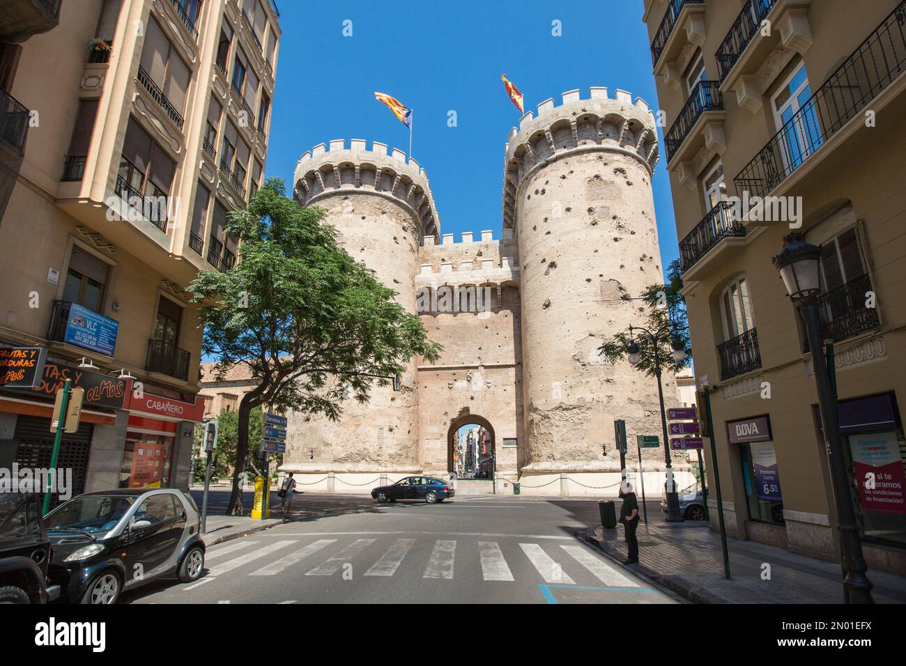 VALENCE, ESPAGNE - 18 JUIN 2015 : vue de face des tours de Torres de Quart sur une Calle de Quart à Valence, Espagne Banque D'Images