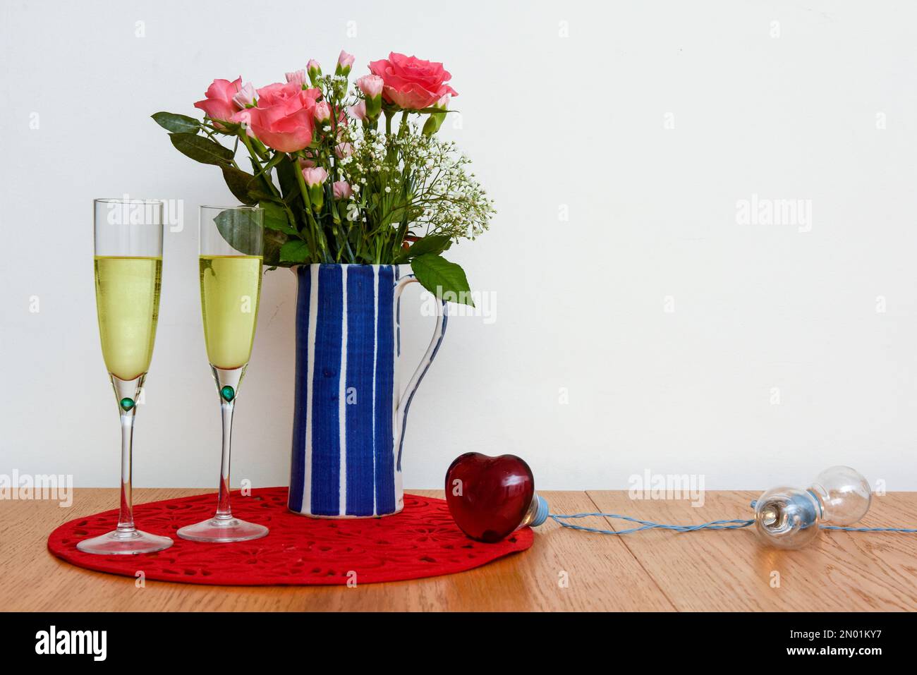 Cadeaux et fleurs de la Saint-Valentin disposés sur une table Banque D'Images