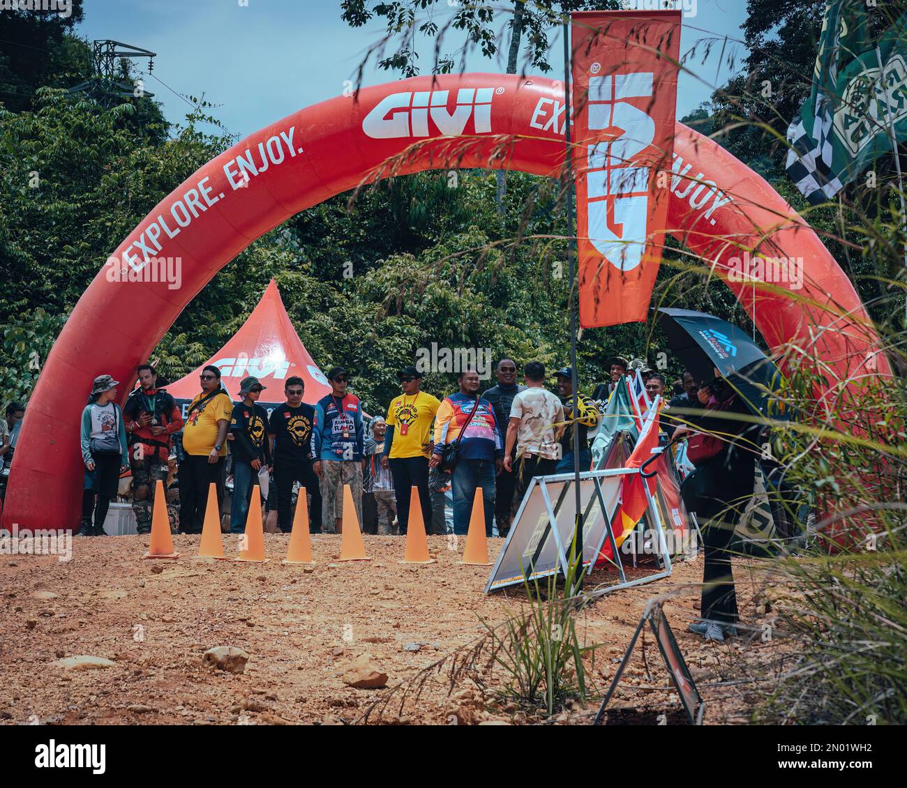 Pahang, Malaisie - 24 septembre, 2022 spectateurs attendent à la course d'enduro. Banque D'Images