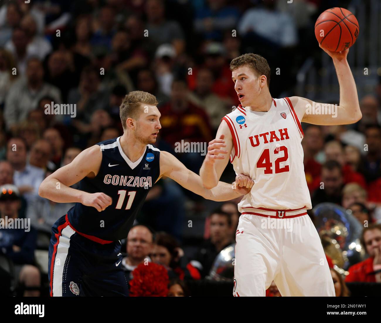 Utah forward Jakob Poeltl, right, looks to pass the ball as Gonzaga forward Domantas Sabonis defends during the second half of a second-round men's college basketball game Saturday, March 19, 2016, in the NCAA Tournament in Denver. Gonzaga won 82-59. (AP Photo/David Zalubowski) Banque D'Images