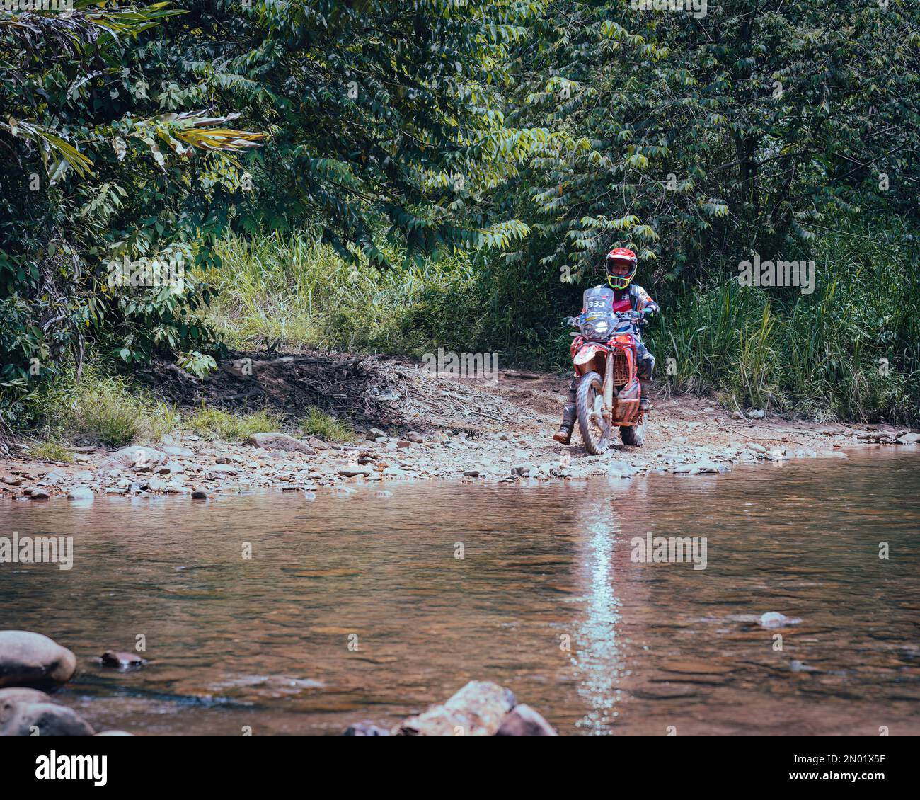 Pahang, Malaisie - 24 septembre 2022, siège de motocycliste sur Offroad enduro à travers le fleuve pendant la pratique. Banque D'Images