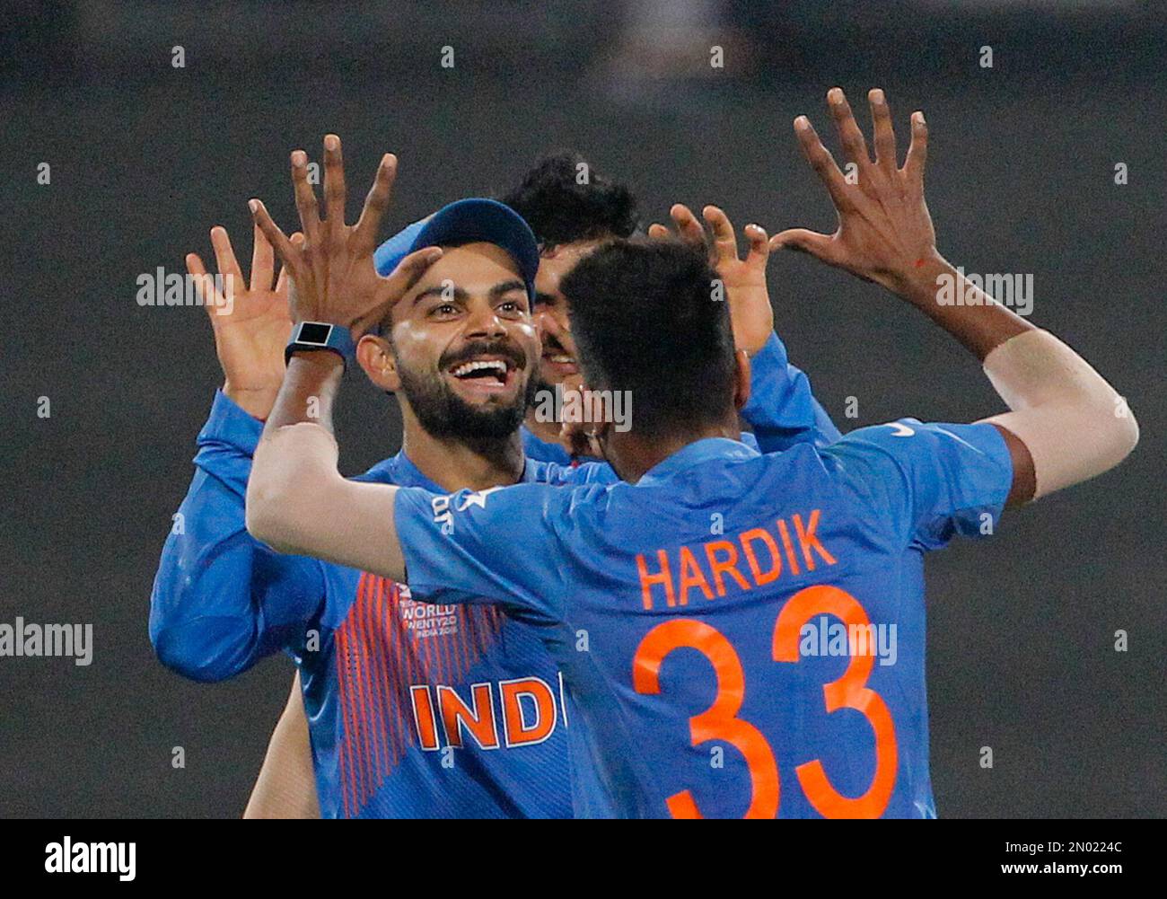 India's Hardik Pandya, back to camera and India's Virat Kohli celebrate the dismissal of Pakistan's Shahid Afridi during the ICC World Twenty20 2016 cricket match at Eden Gardens in Kolkata, India, Saturday, March 19, 2016. (AP Photo/ Bikas Das) Banque D'Images