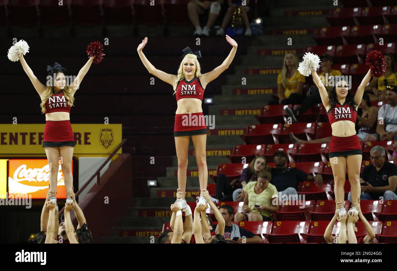 New Mexico State cheerleaders perform during the second half of a first-round women's college basketball game against Arizona State in the NCAA Tournament, Friday, March 18, 2016, in Tempe, Ariz. Arizona State won 74-52. (AP Photo/Matt York) Banque D'Images