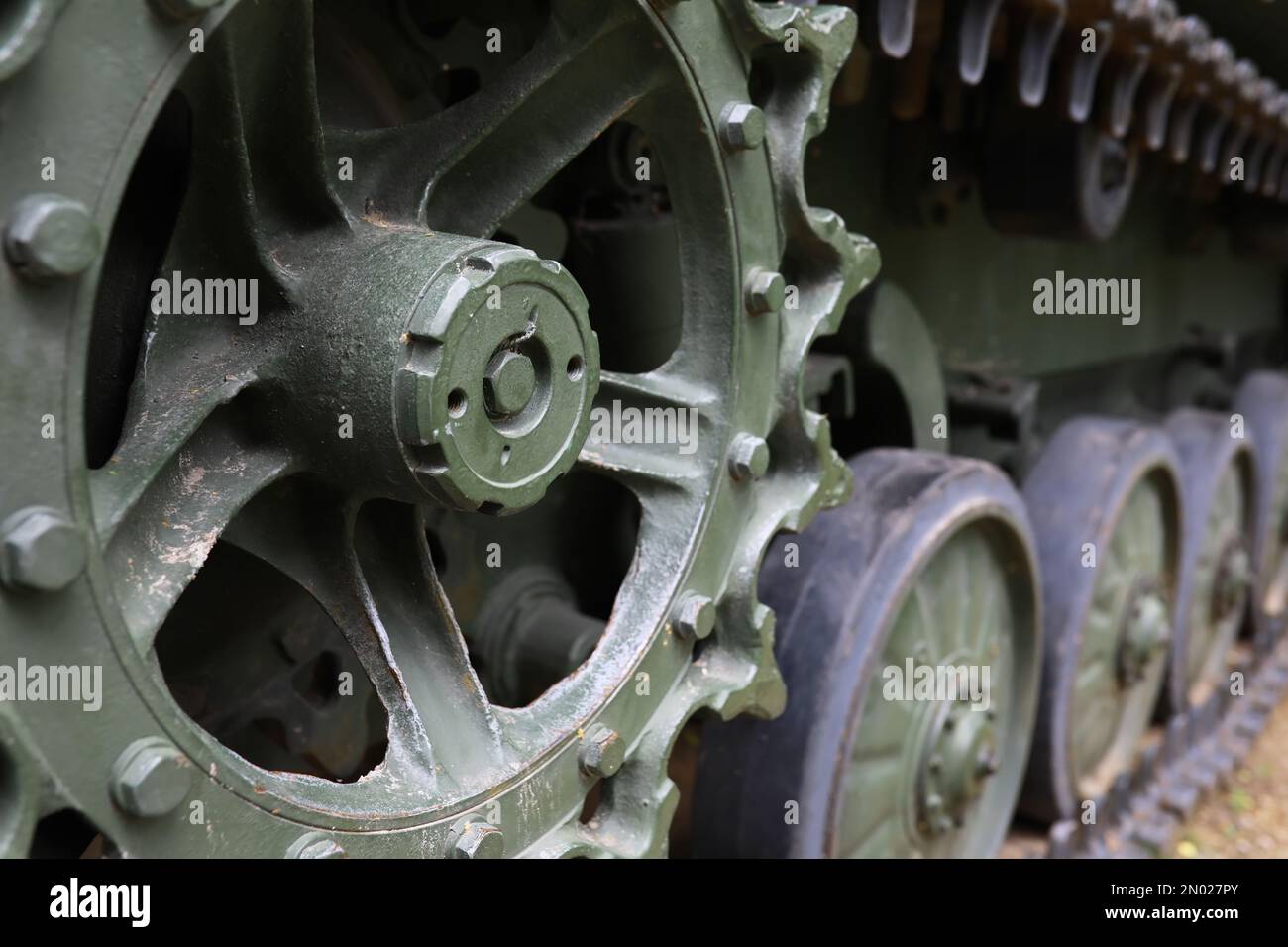 Un cliché sélectif d'un char militaire abandonné en forêt Banque D'Images