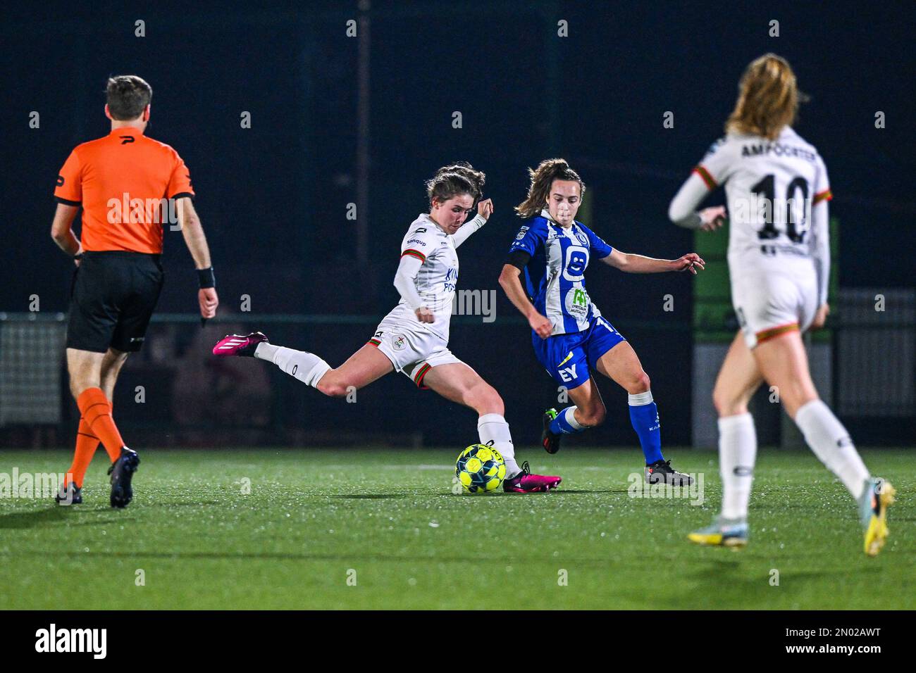 Marie Detruyer (8) d'OHL et Jasmien Mathys (12) de Gand photographiée