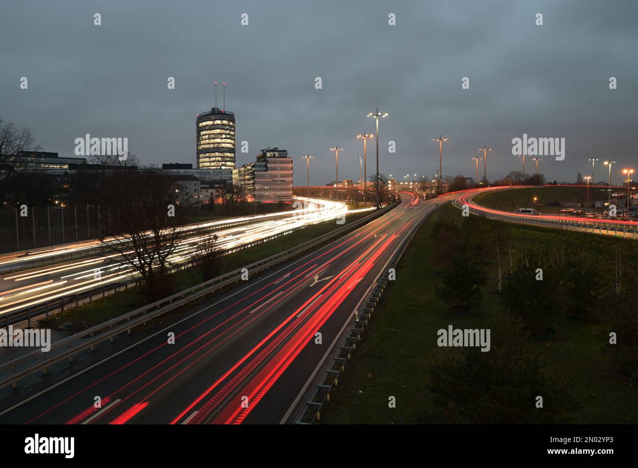 Une longue exposition des sentiers de lumière sur les autoroutes B7 et A52 près de Meerbusch avec la tour Vodafone en arrière-plan à Düsseldorf, en Allemagne Banque D'Images