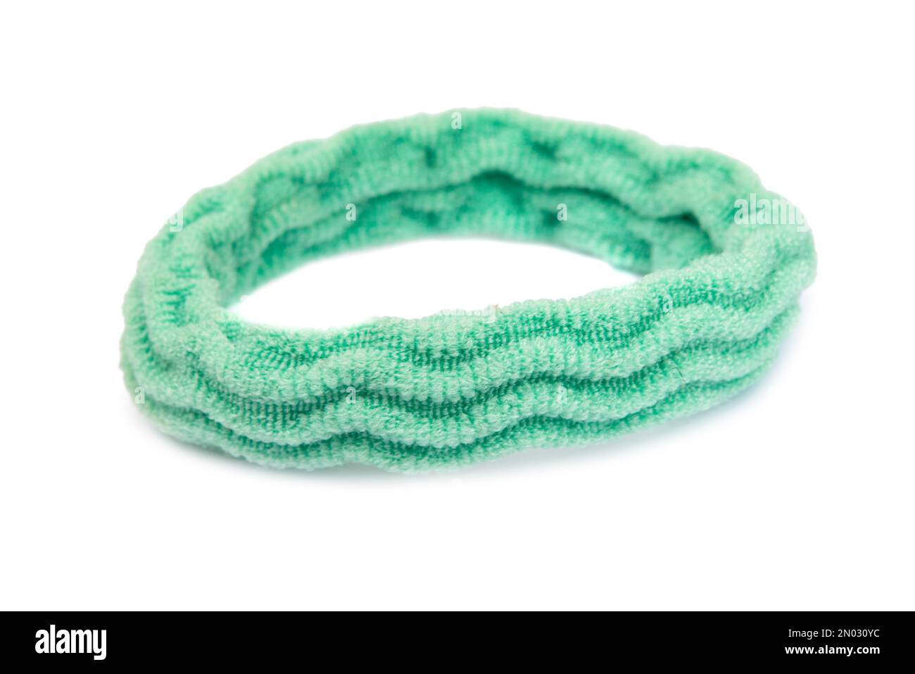 Caoutchouc multicolore élastique et croquant pour les cheveux isolés sur fond blanc Banque D'Images