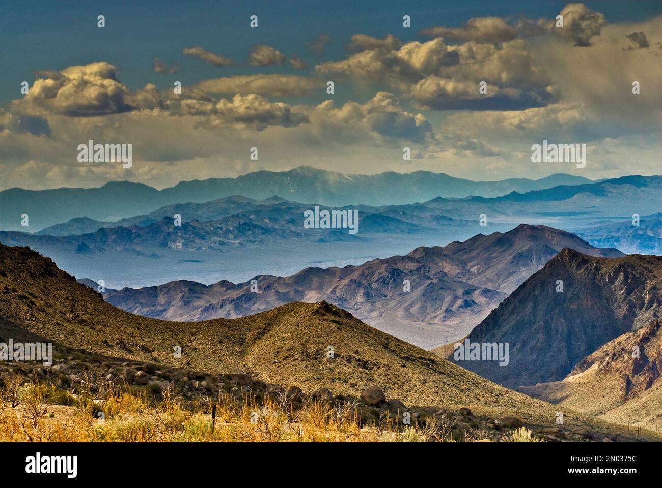 Nopah Range, Amargosa Range, Telescope Peak dans Panamint Range au-dessus de la Vallée de la mort vu de Tecopa Pass dans Kingston Range, Mojave Desert, Californie États-Unis Banque D'Images