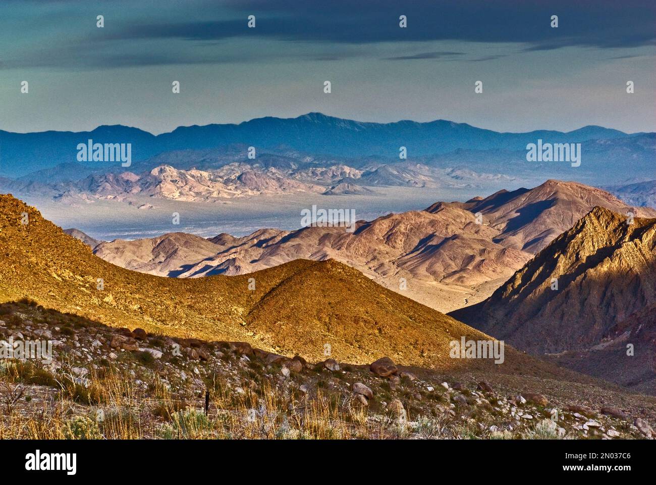Nopah Range, Amargosa Range, Telescope Peak dans Panamint Range au-dessus de la Vallée de la mort vu de Tecopa Pass dans Kingston Range, Mojave Desert, Californie États-Unis Banque D'Images