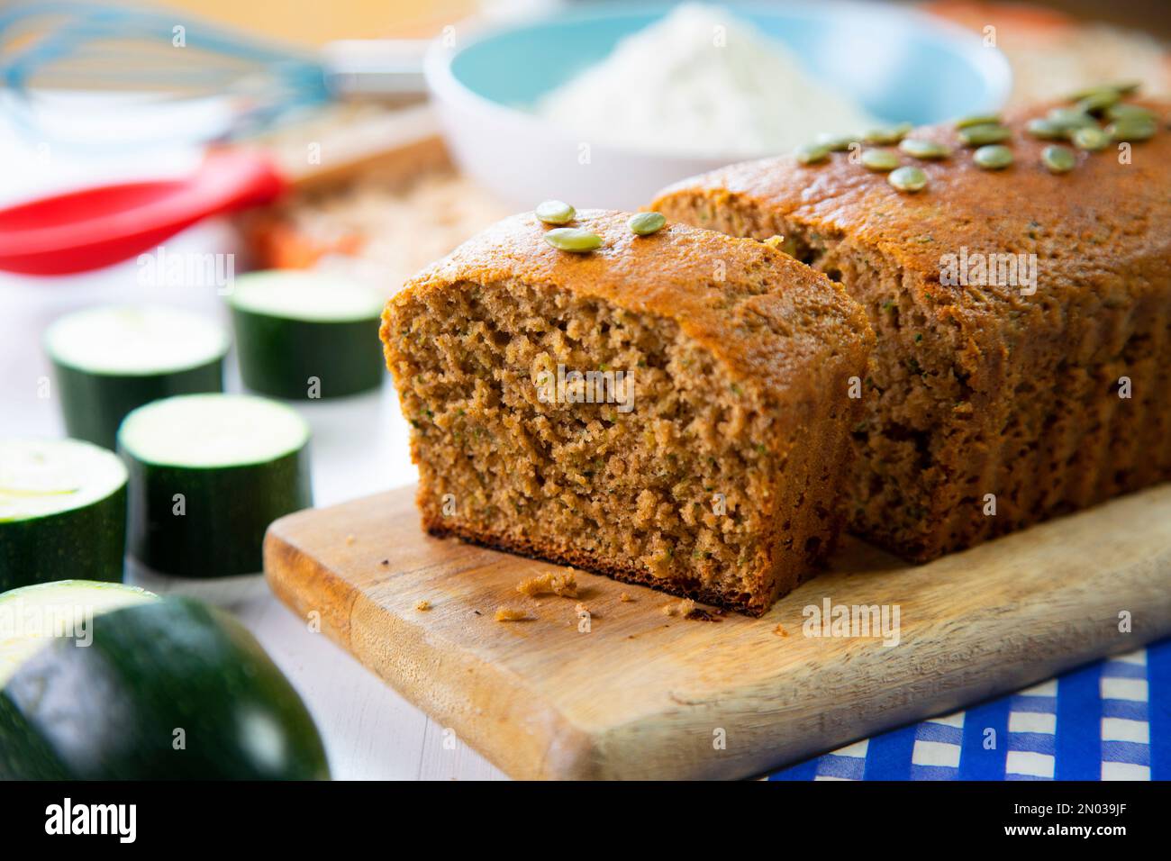 Délicieux pain de courgettes soutenu comme un gâteau de Savoie. Banque D'Images