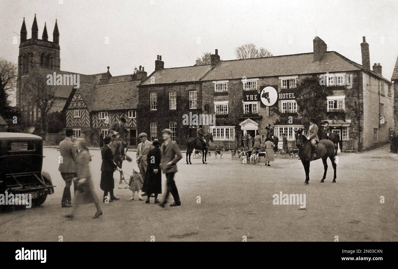 British pubs Inns & tavernes - Une photographie vieille de 1940 de la chasse locale qui se réunit à l'extérieur du Black Swan à Helmsley, dans le Yorkshire. Banque D'Images