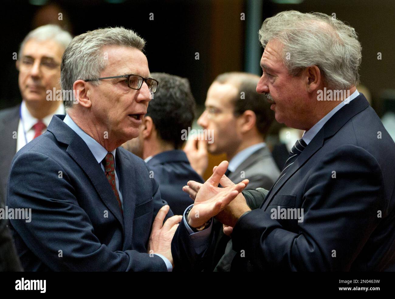 German Interior Minister Thomas de Maiziere, left, speaks with Luxembourg's Foreign Minister Jean Asselborn, right, during a meeting of EU justice ministers at the EU Council building in Brussels on Thursday, March 10, 2016. Austria’s interior minister on Thursday said refugees stuck at Greece’s border with Macedonia blocked from moving further into Europe must understand that they have no chance of crossing. (AP Photo/Virginia Mayo) Banque D'Images