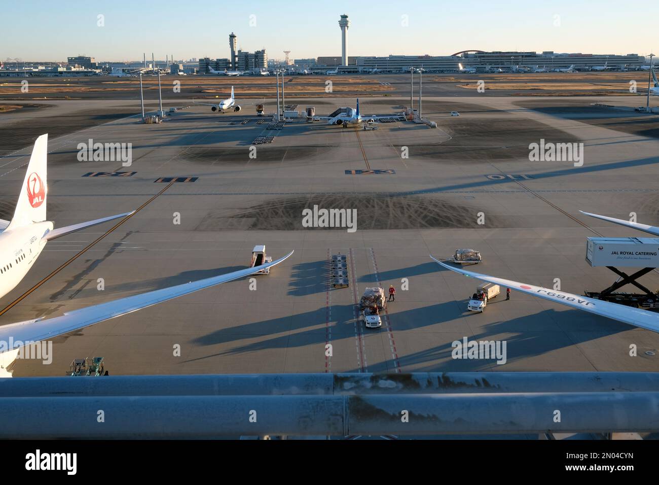 Tokyo, Japon - 5 janvier 2023 : avions de Japan Airlines en attente de départ à l'aéroport de Haneda à Tokyo, Japon. Banque D'Images