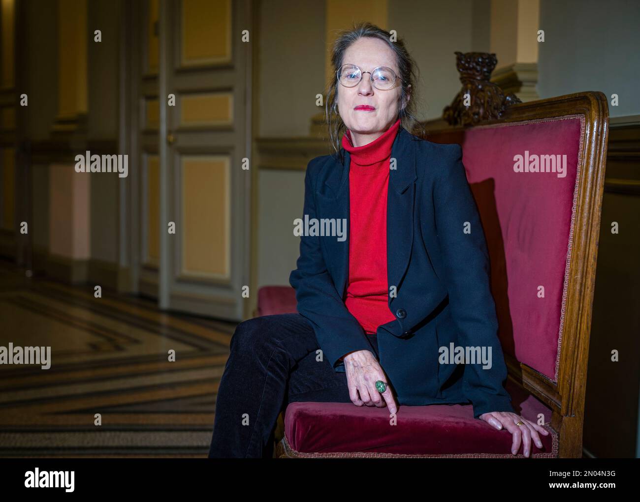 Portrait intérieur de l'écrivain espagnol Marta Sanz, PhD en littérature contemporaine et professeur de littérature à Madrid. Banque D'Images