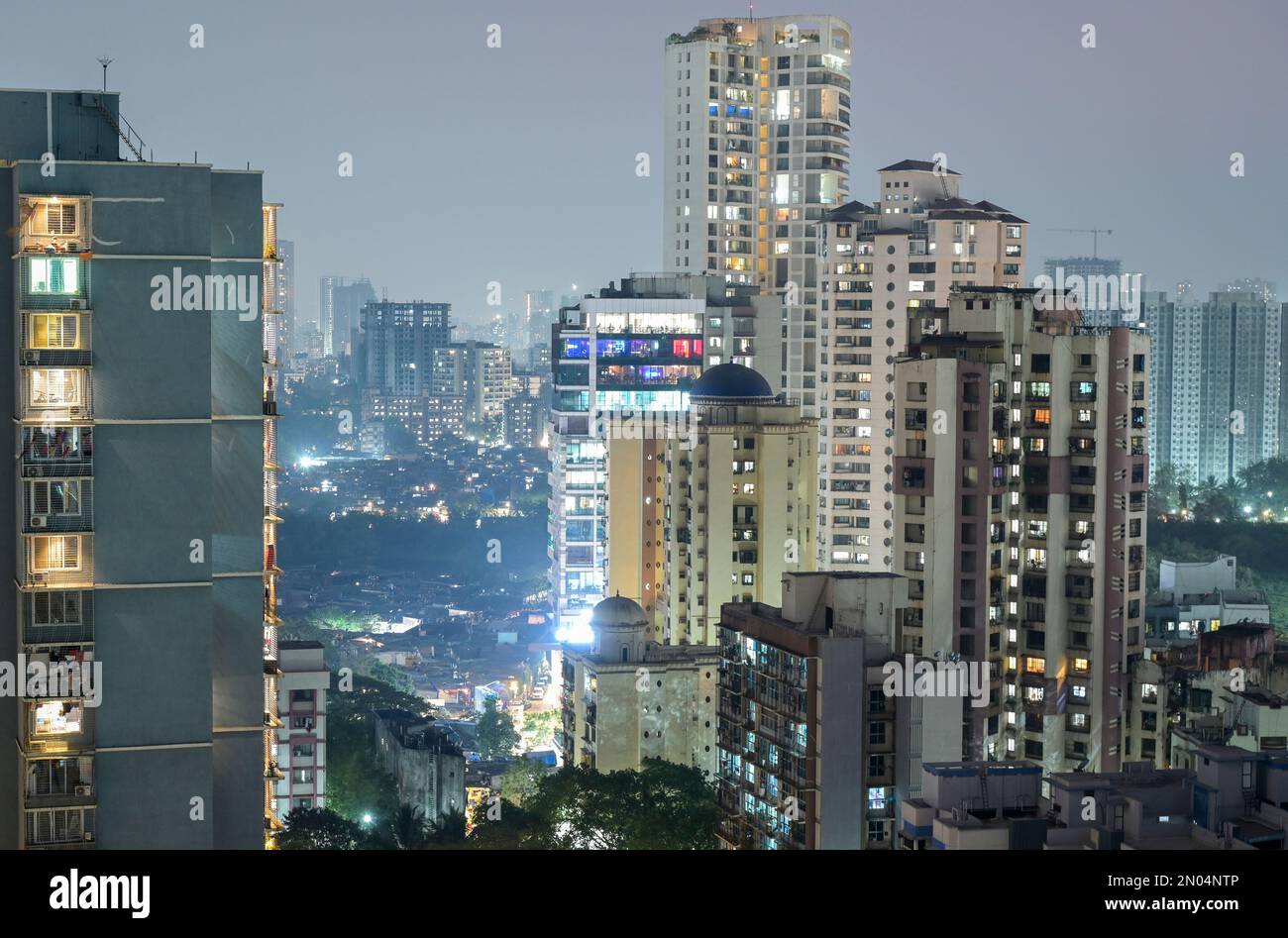 INDE, Mumbai, gratte-ciel dans la banlieue Goregoan / INDIEN, Mumbai, Stadtteil Goregoan, Hochhaeuser und Apartments Banque D'Images